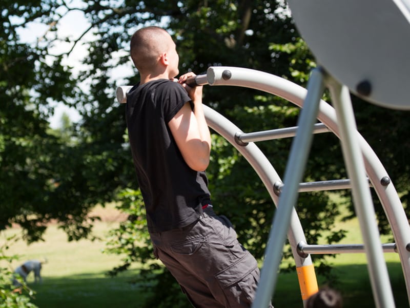 Utegym i Beijers park med människor som tränar i grönskande park