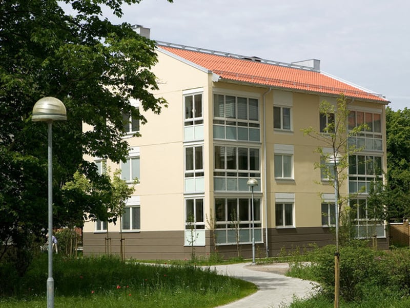 Gult hus med inglasade balkonger på Korsörvägen 3 A-D