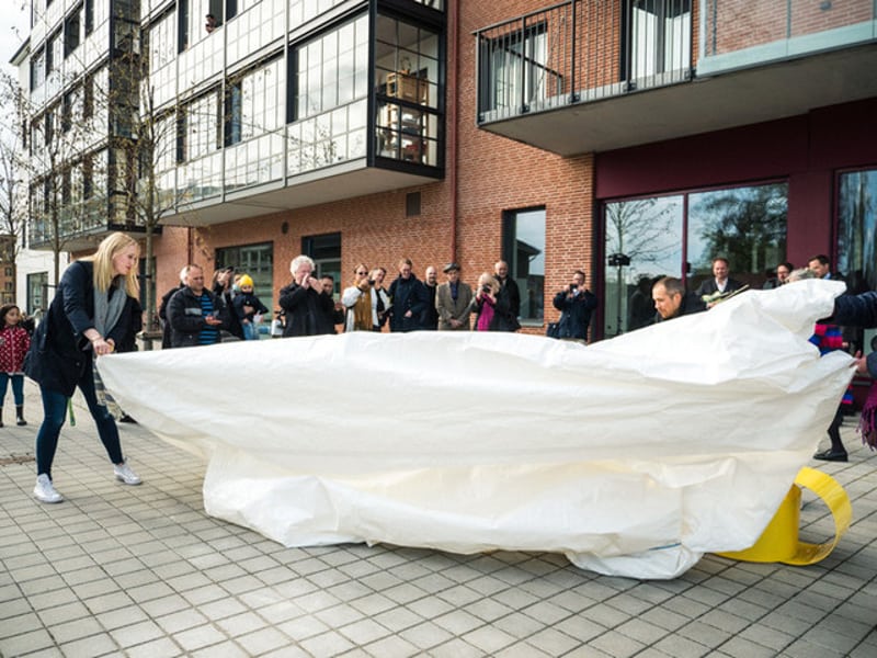 avtäckning av ett konstverk utanför Trevnaden.