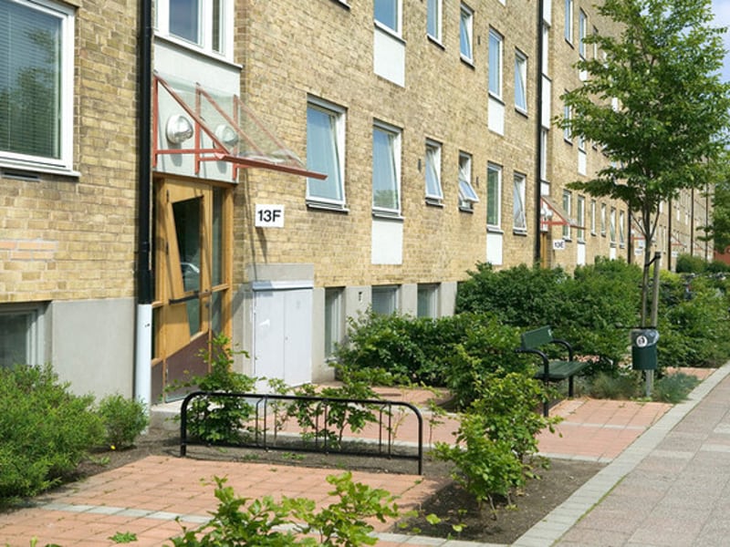 Gult tegelhus med entré till Lorensborgsgatan 13F