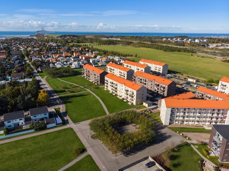 Synålen ligger i det populära villaområdet Bunkeflostrand lite utanför Malmö. Här får du ett trivsamt boende på härligt läge nära till både havet och landet. Grönområden, parker, promenadstråk och platser för lek, sport och rekreation finns inpå knuten.