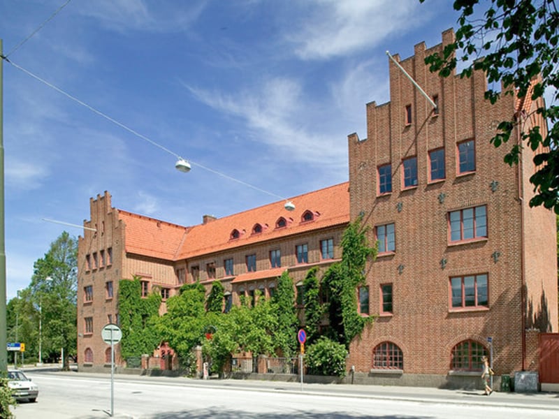 Kvaretet Abboten med röd tegelfasad och ingång till konsthallen.