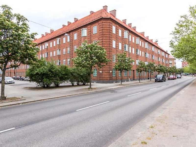 Hus nära värnhemstorget med röd tegelfasad.