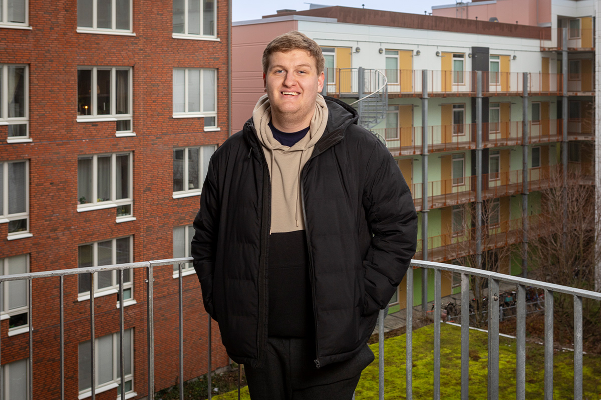 Bild_Ludvig_pa_balkong.jpg