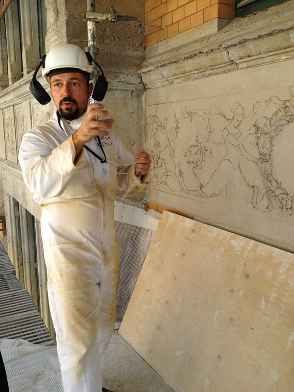 Stenkonservator från Toscana som restaurerar Sjöbergska palatsets fasad.