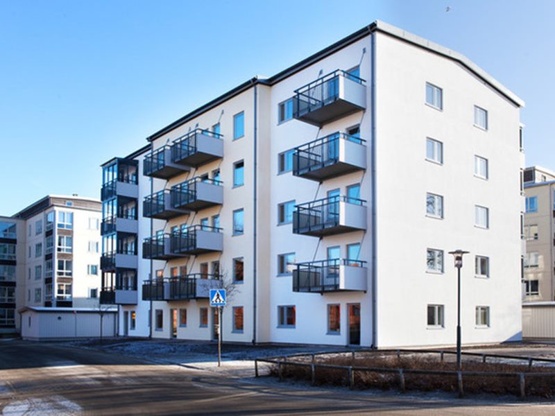 Nybyggt hus i Katrinelund med 5 våningar ljus fasad.