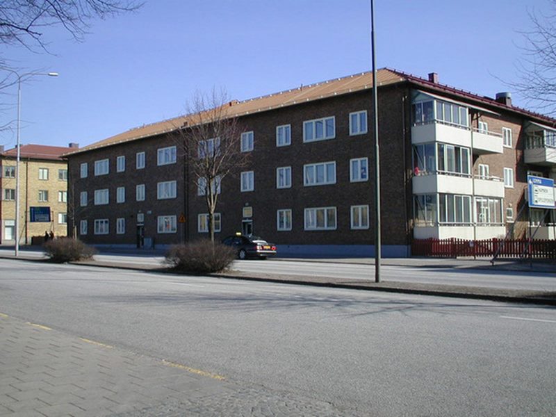 Trevåningshus i tegel på Lundavägen 59